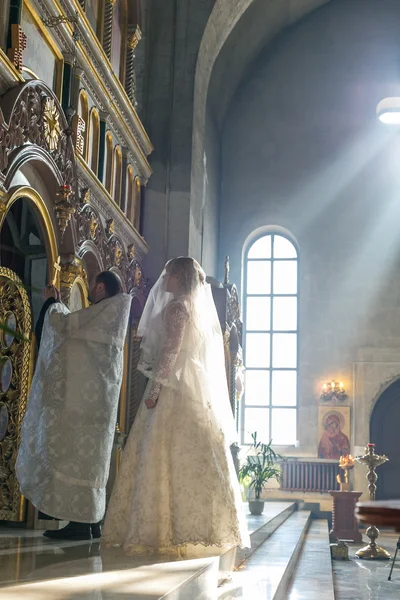 Невеста во время православной свадебной церемонии — стоковое фото