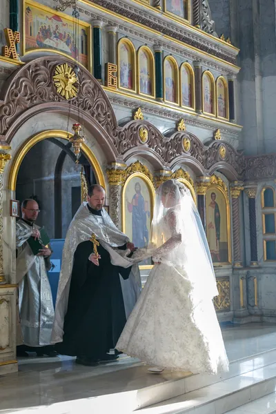 Bruid tijdens orthodoxe huwelijksceremonie — Stockfoto