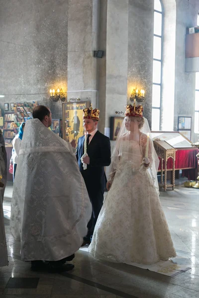 Mireasă și mire în timpul ceremoniei de nuntă ortodoxă — Fotografie, imagine de stoc