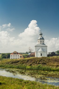 güzel düz doğa ile çevrili eski Ortodoks Tapınağı