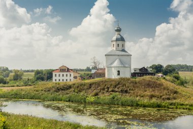 güzel düz doğa ile çevrili eski Ortodoks Tapınağı