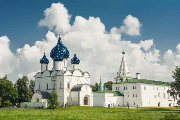 Starověké ortodoxní chrám obklopený krásnou přírodou plochý — Stock fotografie