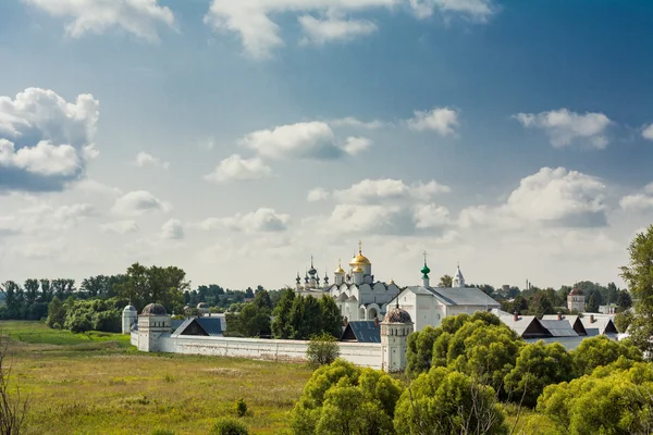 Starověké ortodoxní chrám obklopený krásnou přírodou plochý — Stock fotografie