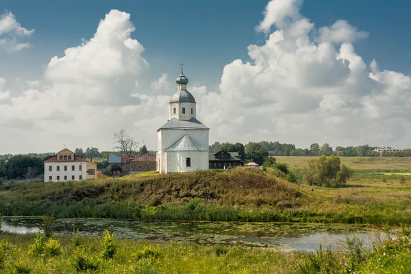 Templo ortodoxo antigo rodeado de bela natureza plana — Fotografia de Stock