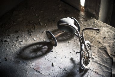 terk edilmiş bir üç tekerlekli bisiklet