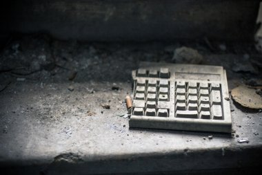 terk edilmiş odasında yaşlı bilgisayar klavye