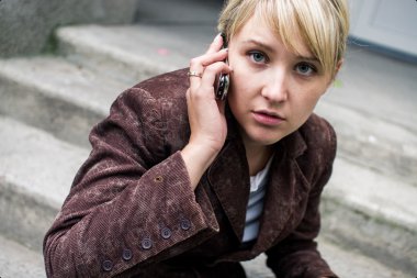 cep telefonu ile sarışın kız 