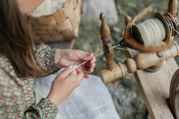 Mani di una donna filatura di lana tradizionale . — Foto Stock