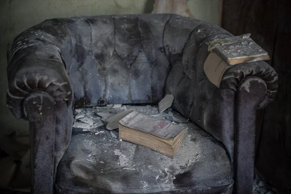 Stary fotel w opuszczonym pokoju — Zdjęcie stockowe