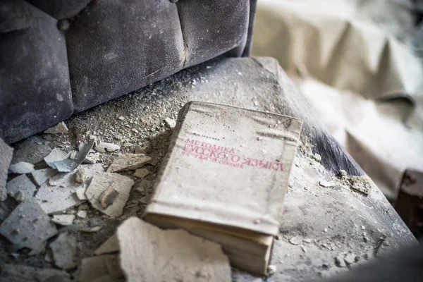 Стара книга в покинутій кімнаті — стокове фото