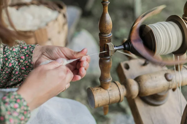 Kezében egy nő hagyományos gyapjú spinning. — Stock Fotó