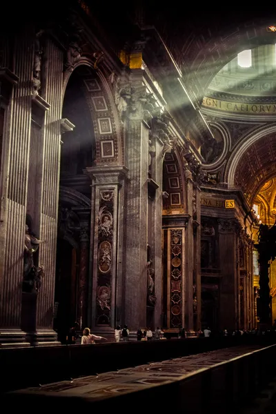 Binnen de st. peter basiliek, Vaticaanstad — Stockfoto