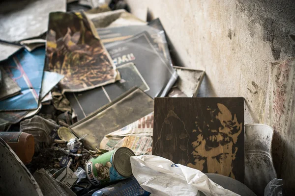 Old things in abandoned room — Stock Photo, Image