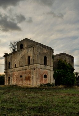 Terk edilmiş kulübenin gün batımı görünümü