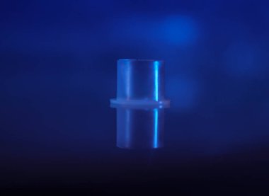 Mavi arka planda Dövme Mürekkep Bardakları. Şeffaf Plastik Ölçme Kupası. Pigment Kapsül Taşıyıcı