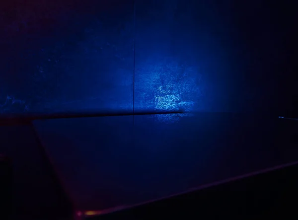 青の背景にタトゥーインクカップ 透明プラスチック測定カップ 顔料キャップホルダーコンテナ — ストック写真