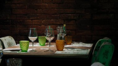 Restoranda şarap ve su bardaklarıyla hazırlanmış bir masa.