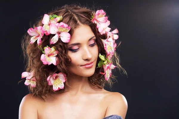 Piękna kobieta z kwiatami we włosach — Zdjęcie stockowe