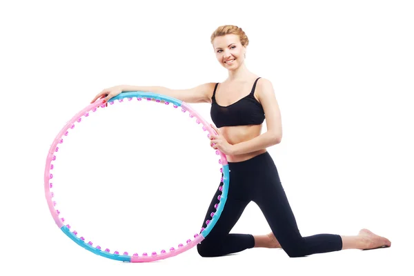 Schöne sportliche Frau mit Hula-Hoop-Reifen — Stockfoto