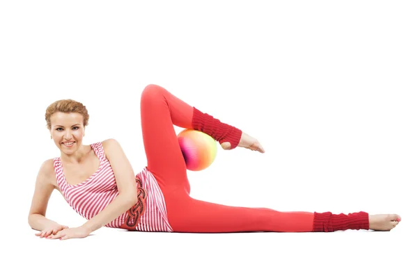 Schöne sportliche Frau trainiert mit Aerobic-Ball — Stockfoto