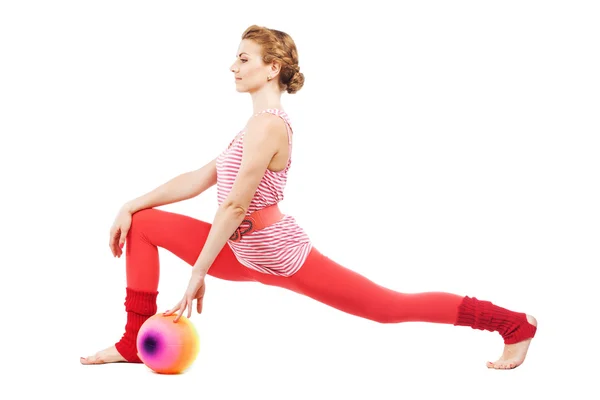 Hermosa mujer deportiva haciendo ejercicio con bola aeróbica — Foto de Stock