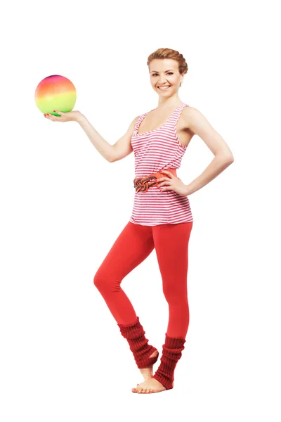 Красивая спортивная женщина с аэробным мячом — стоковое фото