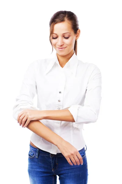 Jonge vrouw in wit overhemd draaien mouwen — Stockfoto