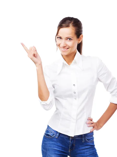 Härlig kvinna i vit skjorta pekar på copyspace Royaltyfria Stockbilder