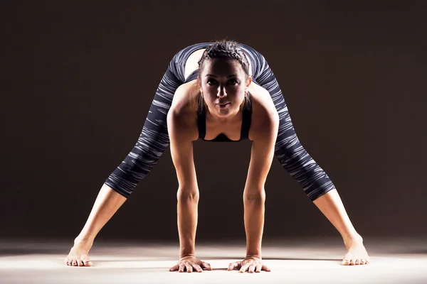 Beautiful woman is working out — Stock Photo, Image