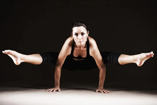 Beautiful woman is working out — Stock Photo, Image