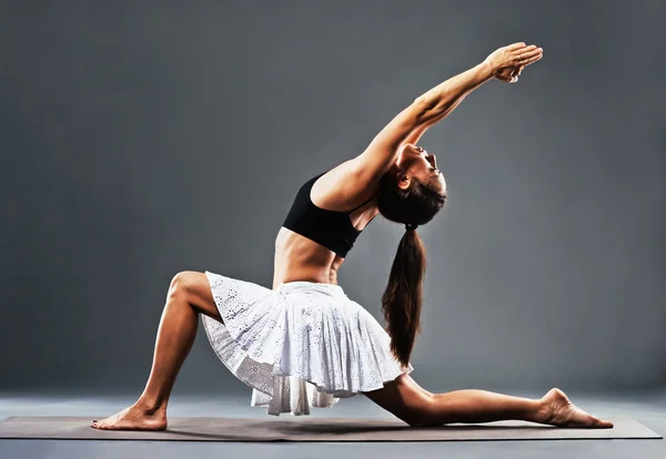 Femme sportive faisant du yoga — Photo