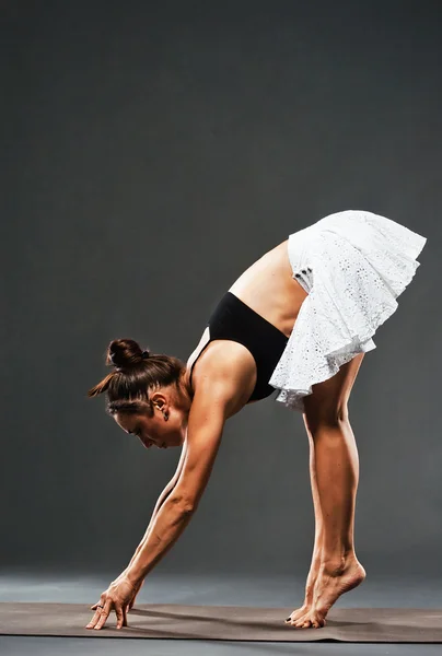 Deportiva mujer haciendo ejercicio — Foto de Stock