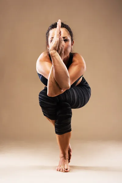 Donna sportiva che fa yoga — Foto Stock