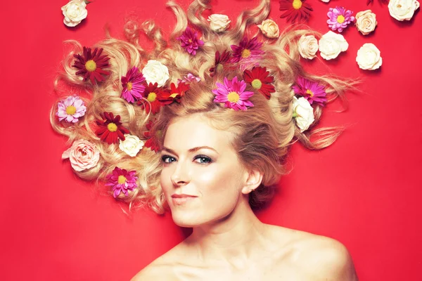 Mujer con flores en el pelo — Foto de Stock