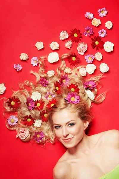 Kvinna med blommor i håret — Stockfoto