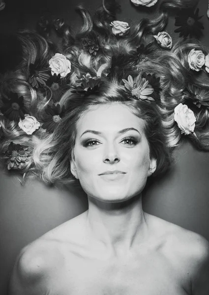 Woman with flowers in hair — Stock Photo, Image