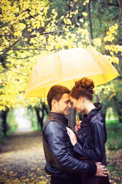 Casal no parque de outono — Fotografia de Stock