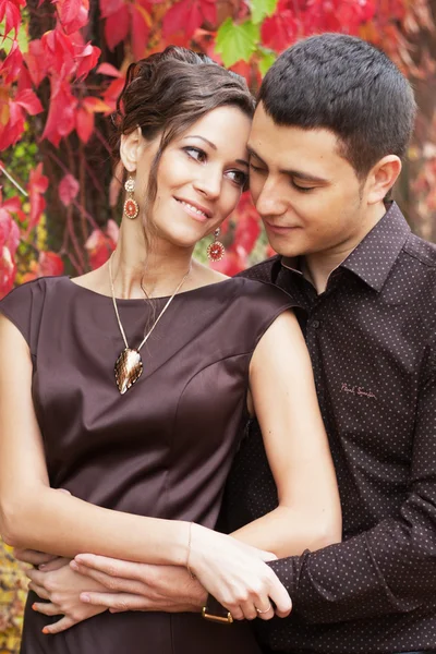 Pareja en el parque de otoño — Foto de Stock