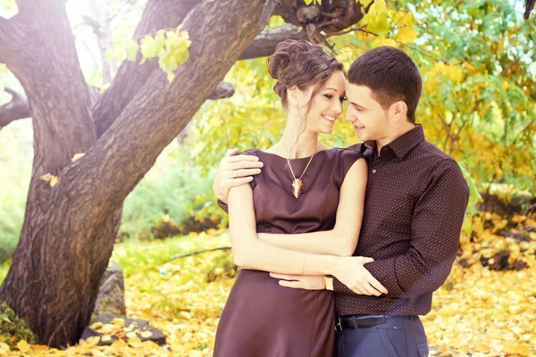 Couple in autumn park — Stock Photo, Image