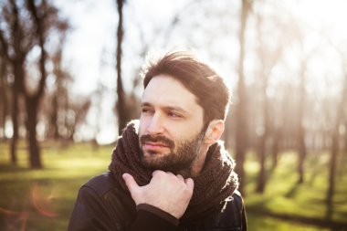 yakışıklı bir orman