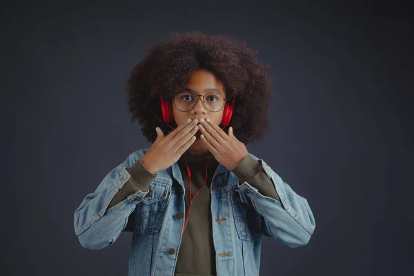 Niedlich Überrascht Teenager Mädchen Bedeckt Ihren Mund Mit Den Händen — Stockfoto
