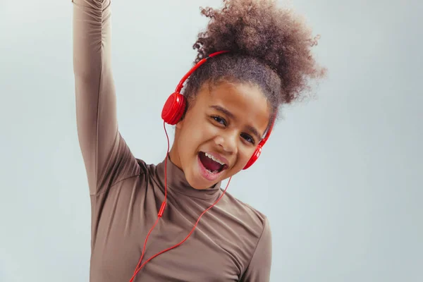 Lovely Teen Girl Lestening Music Headphones Singing Out Loud — Stock Photo, Image
