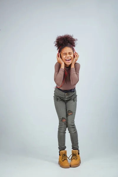 Linda Menina Adolescente Lestening Música Fones Ouvido Cantando Voz Alta — Fotografia de Stock