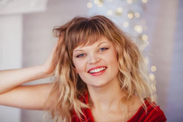 Feliz Hermosa Mujer Contra Las Luces Hadas —  Fotos de Stock