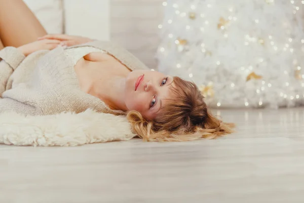 Dromerige Vrouw Ligt Thuis Grond Bij Kerstboom — Stockfoto