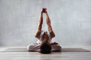 Güçlü adam yoga yapıyor.