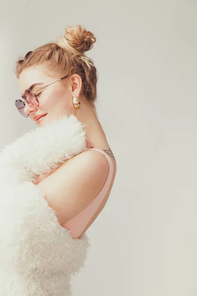 Hermosa Mujer Moda Abrigo Piel Acogedor Contra Fondo Claro — Foto de Stock