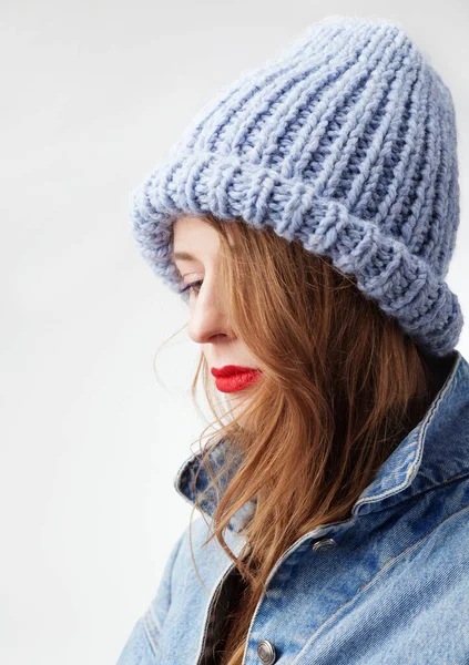 Красивая Женщина Теплой Вязаной Шляпе Белом Фоне — стоковое фото