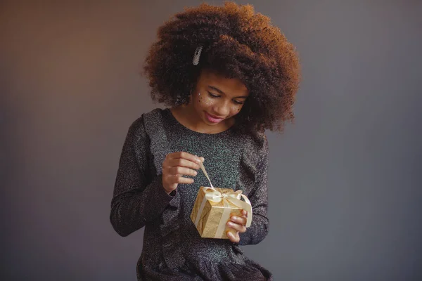 Schöne Festliche Mädchen Mit Einer Geschenkbox — Stockfoto