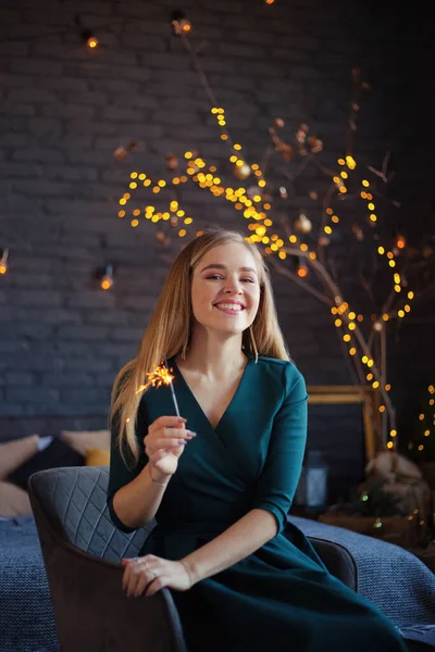 Beautiful Happy Woman Sparkler — Stock Photo, Image